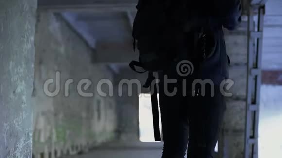 少年在被遗弃的房子里行走危险的地方被绑架的危险视频的预览图