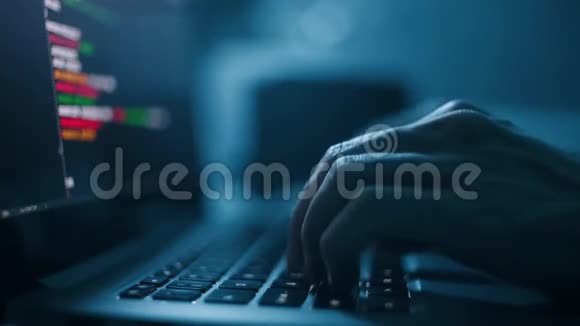 程序员或计算机黑客在笔记本电脑键盘上输入代码特写视频的预览图