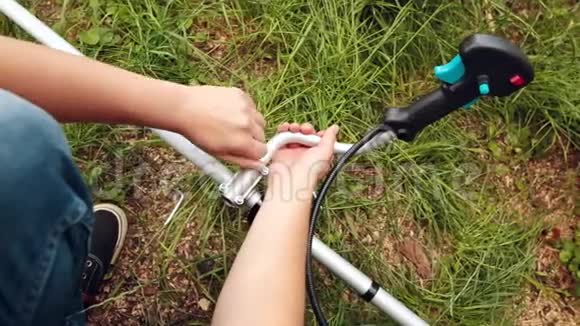 年轻的农民把手柄固定在细绳修剪器的条形上视频的预览图