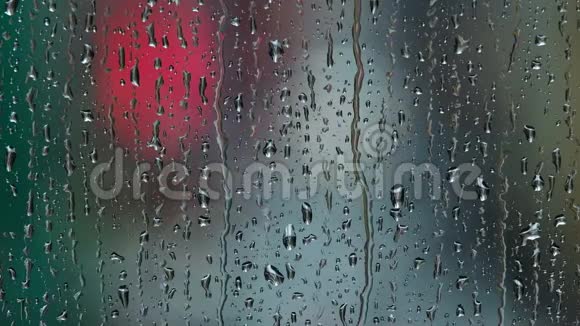 特写雨滴落在窗户上雨天视频的预览图