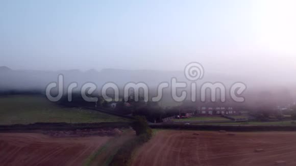 清晨雾中英国乡村的鸟瞰图视频的预览图