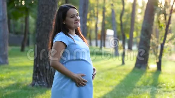 怀孕9个月妇女微笑的肖像视频的预览图