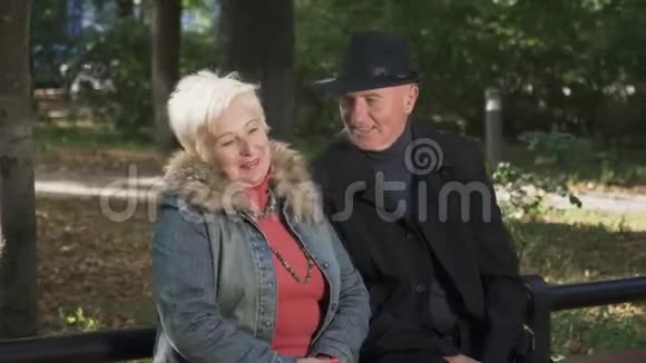 一对漂亮的成年夫妇在公园聊天视频的预览图
