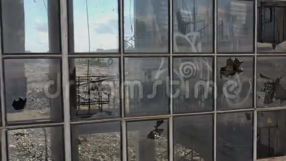 在被拆除的无利可图的汽车厂领土上的鸟瞰图视频的预览图