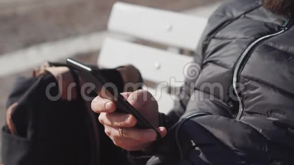 人是用手指滑动手机屏幕视频的预览图
