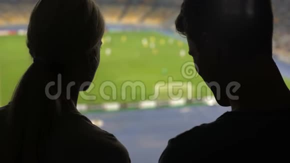 在体育场举行的足球比赛中一位年轻男子展示了他的女士订婚戒指视频的预览图