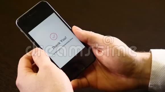 现代智能手机屏幕上的付款通知无联系付款男性手握手机的特写镜头视频的预览图