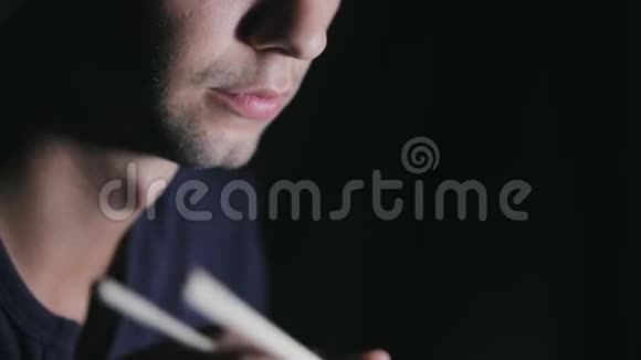 一个从盒子里拿筷子吃面条的男人的特写欧洲饮食视频的预览图