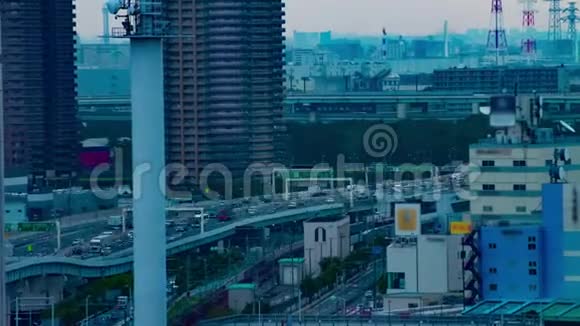 东京阿里亚克市城市街道的时间推移白天长镜头变焦视频的预览图