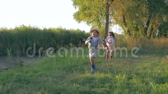 快乐的暑假里孩子们在户外背着背光在户外跑步视频的预览图