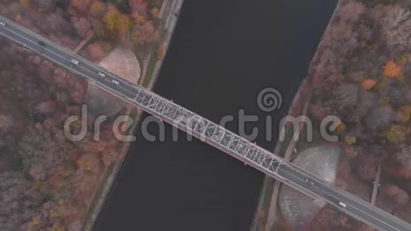 上景河桥交通秋林河岸视频的预览图
