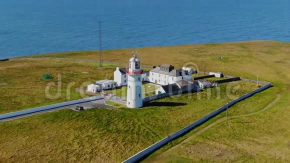 在爱尔兰西海岸的LoopHead灯塔周围飞行视频的预览图
