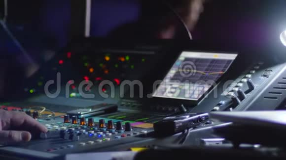 混合控制台和手动调节录音室的声音旋钮视频的预览图