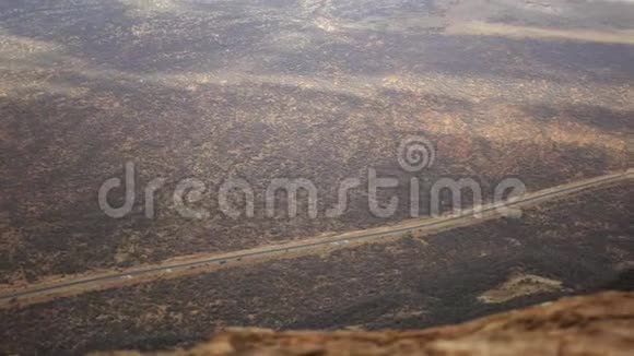 从高处看沙漠中平坦笔直的道路视频的预览图