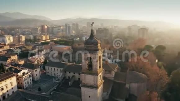 空中拍摄的城市特尼大教堂和城市景观意大利翁布里亚视频的预览图