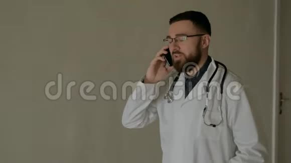 医生正拿着智能手机在医院走廊里散步视频的预览图