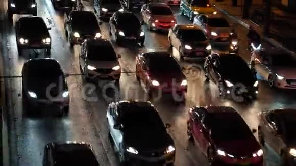 夜间繁忙高速公路高峰时段的交通特写视频的预览图