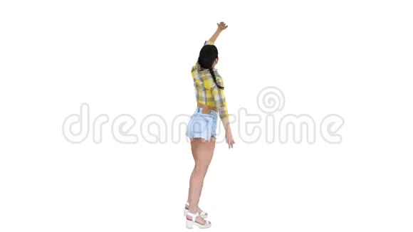 华丽可爱的女孩穿着牛仔裤短裤运动鞋在白色背景上跳舞视频的预览图