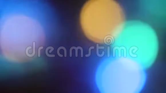 彩色模糊的节日灯光在黑色的背景上移动视频的预览图