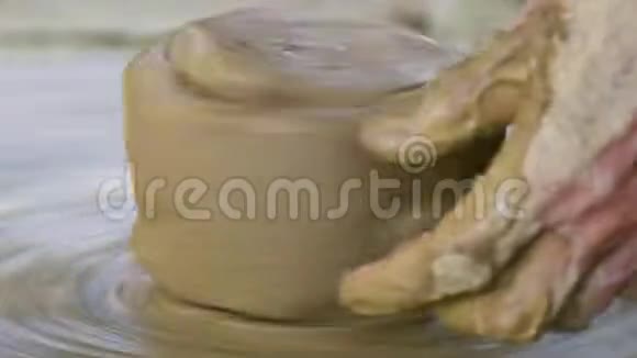 特写大陶泥块在陶轮上旋转视频的预览图