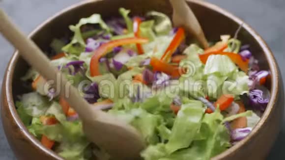 新鲜沙拉的混合过程视频的预览图