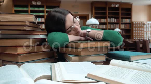 学生在图书馆睡着了视频的预览图