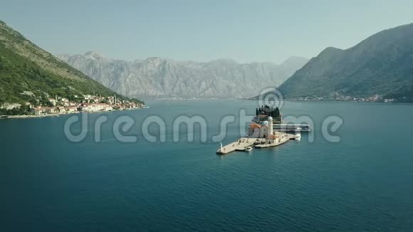 从阿得里亚海的人工岛无人驾驶飞机上鸟瞰Perast的Gospaodskrpjela和晴天的船只视频的预览图
