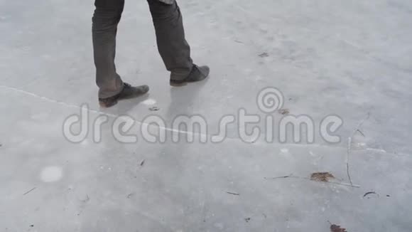 在冰封的湖河上行走的绅士视频的预览图