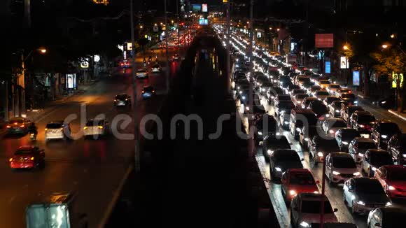 城市中心城区夜间交通高峰时段大道堵车城市景观视频的预览图