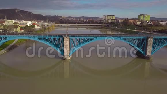 斯洛文尼亚马里博尔市的德拉瓦河上的桥梁从城市的无人机上看视频的预览图