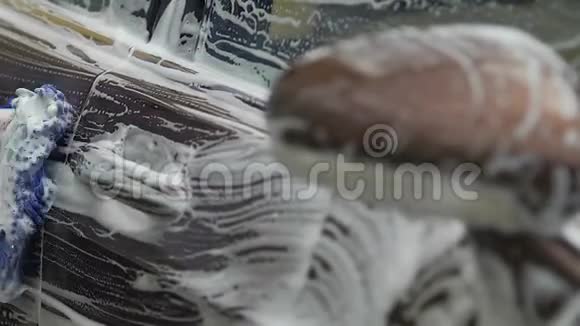 男式洗手豪华轿车泡沫海绵司机照顾车辆视频的预览图
