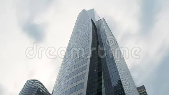 以钢铁和玻璃制成的高楼大厦现代建筑视频的预览图