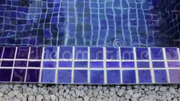 蓝色粘土方形瓷砖简易游泳池的边界视频的预览图