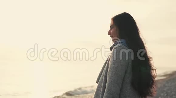 女人站在海边长发女士欣赏美丽的自然风光视频的预览图