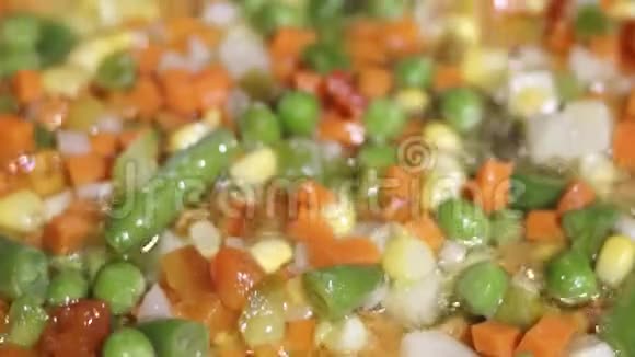 在平底锅中特写冷冻混合蔬菜晚餐吃蔬菜视频的预览图