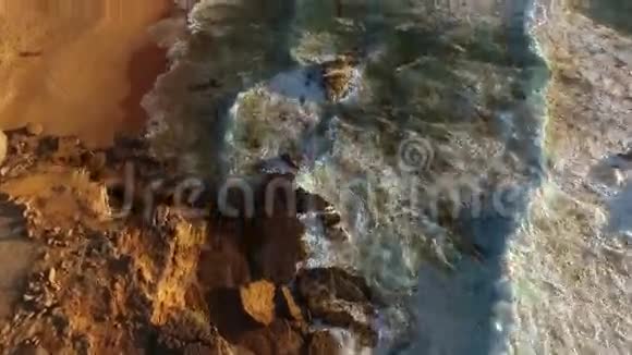 在日落时分飞越海洋悬崖空中的葡萄牙国池视频的预览图