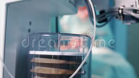 关闭手术室内麻醉机呼吸机和患者监护仪的俯视图视频的预览图