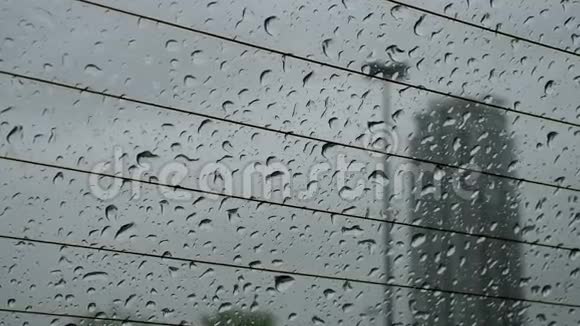 雨天视野和雨滴在挡风玻璃上滑动的运动视频的预览图
