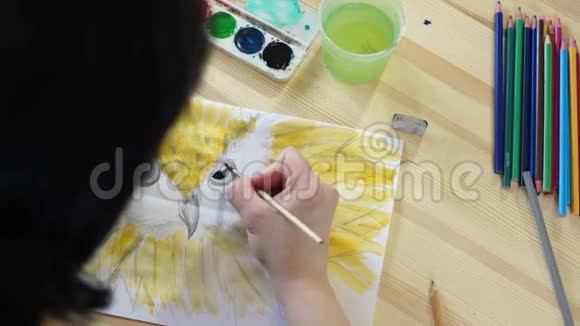 女艺术家画一只鸟眼睛视频的预览图