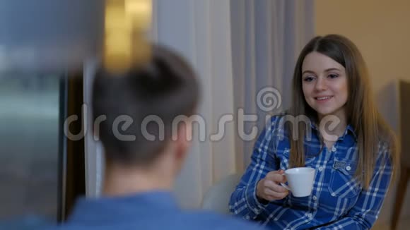 夫妻交流休闲女孩喝茶聊天视频的预览图