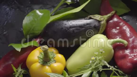 特写俯视图厨房桌上水滴中的新鲜蔬菜视频的预览图