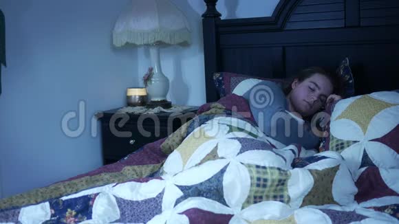一个白人女人晚上睡在床上视频的预览图