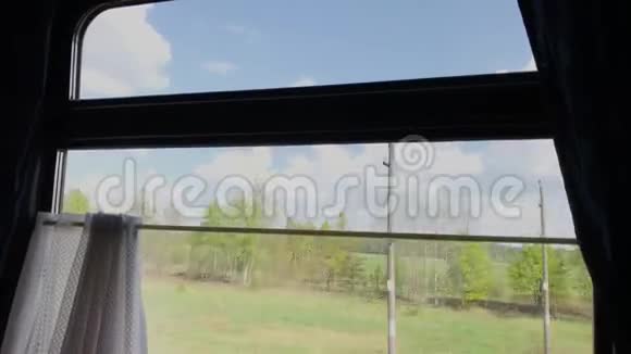 从火车车窗看到美丽的景色视频的预览图
