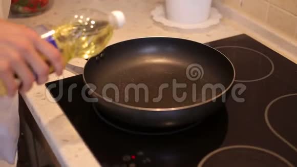 厨师把植物油倒入锅中把植物油倒入煎锅视频的预览图
