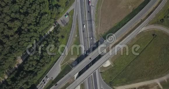 高速公路的鸟瞰图绿地内道路路口交汇处公路4k4096x2160视频的预览图