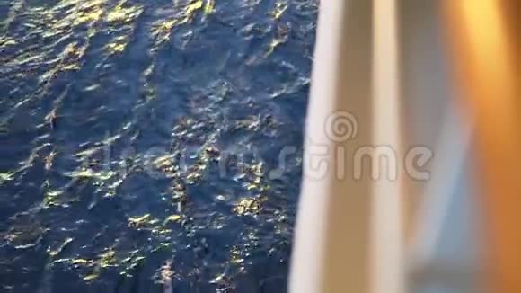 水面有小波浪和船边模糊库存阳光照射在蓝色的海面上视频的预览图
