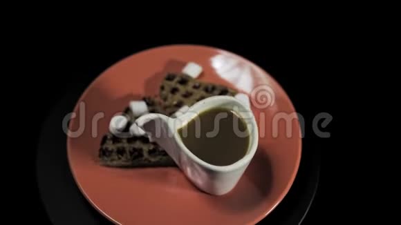 在一个红色的盘子上用黑色背景上的咖啡杯裹着黑暗的心视频的预览图
