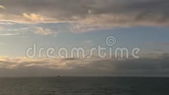 夏季多云多风的圣马洛海上日落的时间视频的预览图