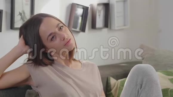 年轻女子在沙发上放松视频的预览图