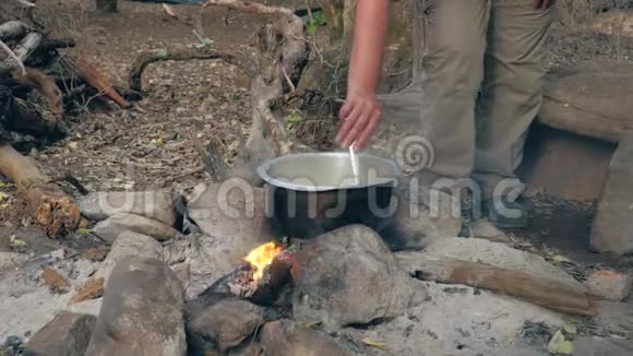 手游在营地的火盆里用勺子混合意大利面视频的预览图